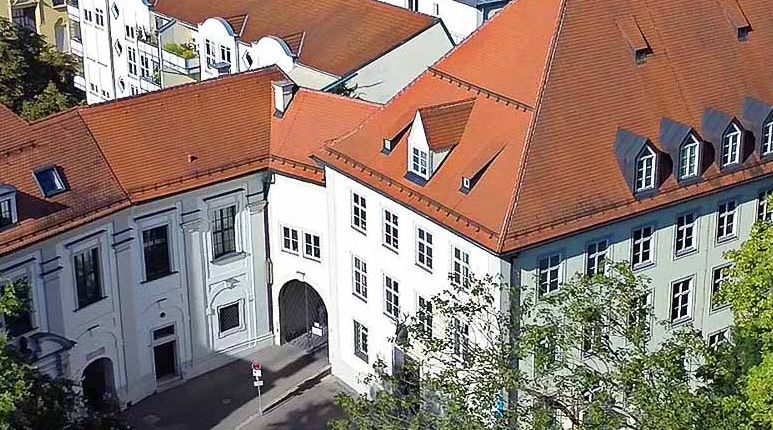 ADBV Augsburg Von einer Drohne aufgenommenes Schrägbild des Amtsgebäudes